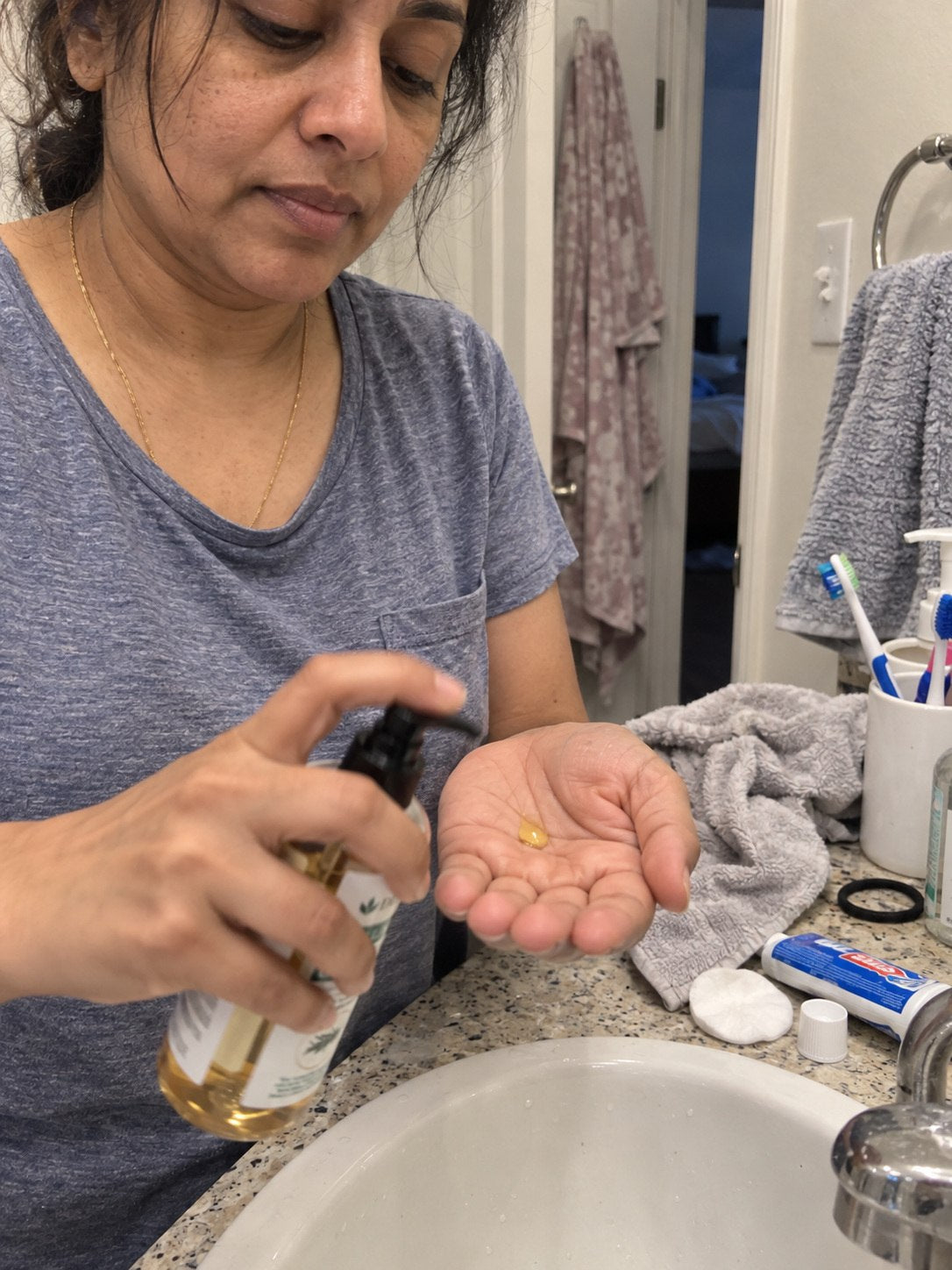 Illustrative image of Dluvivo body oil prepared for daily use