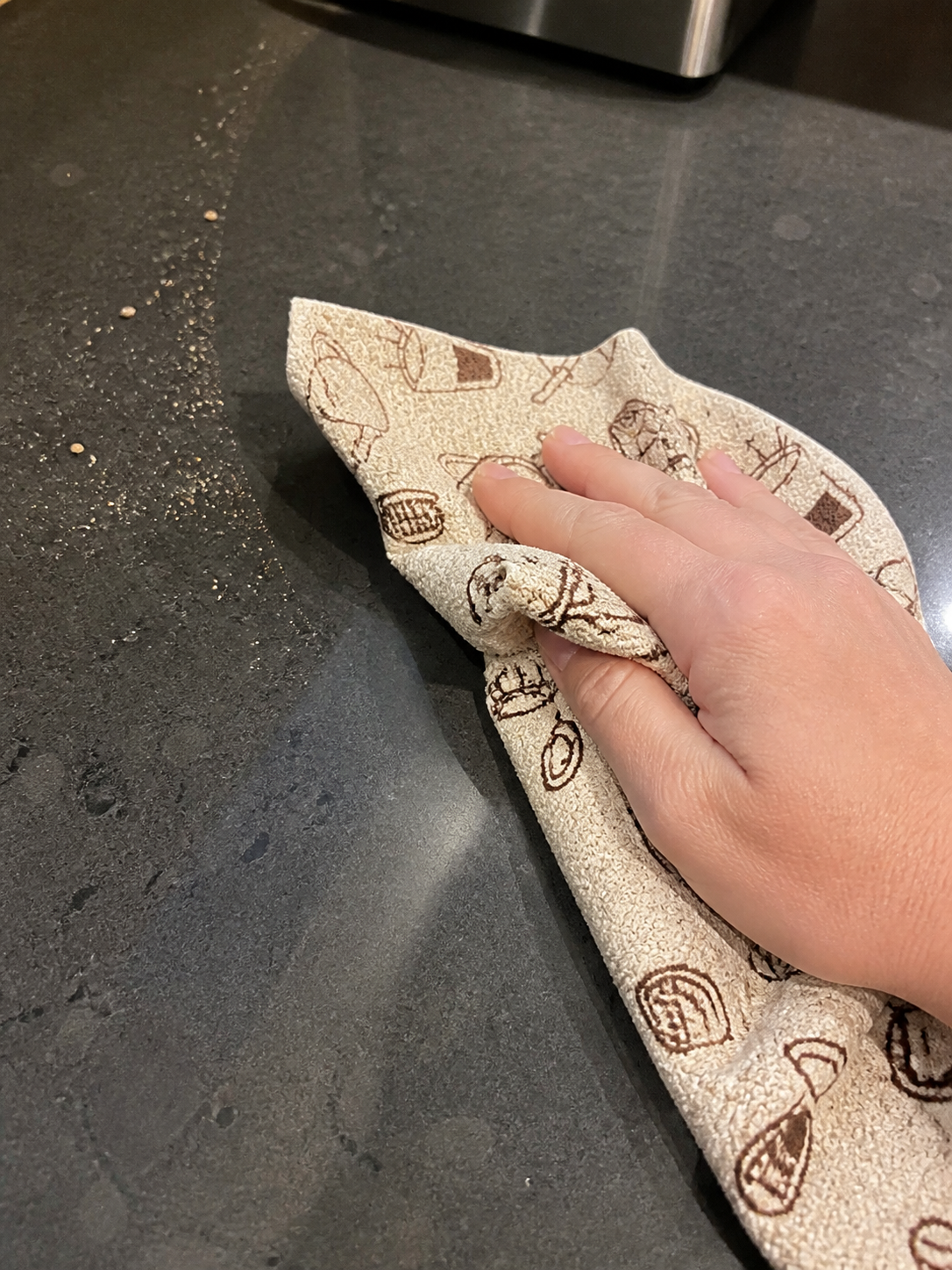 Dark counter low lint wipe
