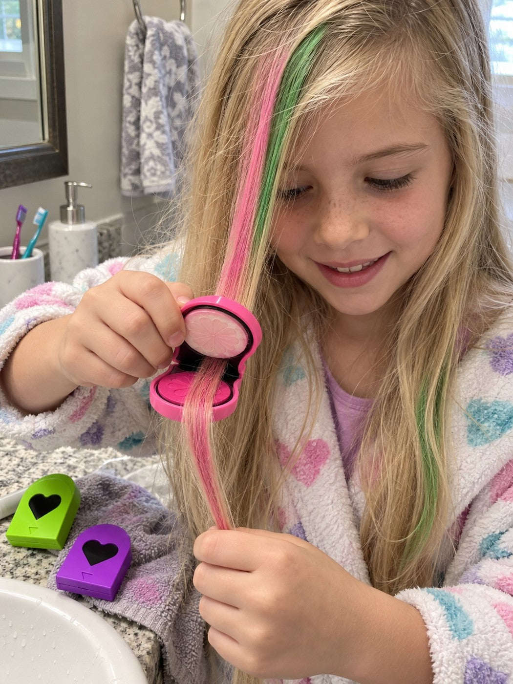 Customer review photo showing easy-to-hold hair chalk applicators