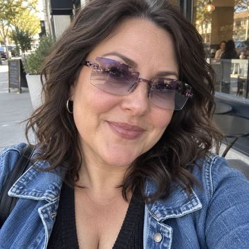 Purple tint smart zoom reading glasses outdoor selfie
